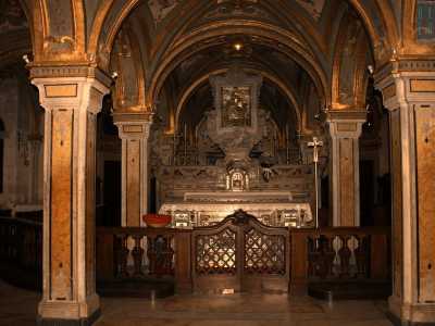 Risaliti in superficie apriamo una porta presente in una navata laterale per andare a visitare la cripta: si tratta dell�unica area che ha conservato lo stile barocco �posticcio� del 700. Qui tra una selva di colonne poste a sostegno di una struttura absidale, viene conservata l�icona della Madonna Odegitria che la leggenda vuole essere giunta da Costantinopoli